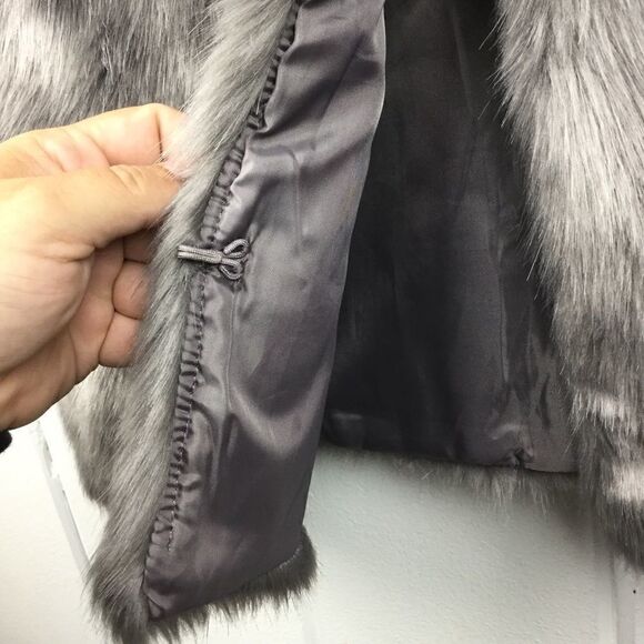 Forever 21 Gray Faux Fur Hook Front Vest S - Picture 7 of 9